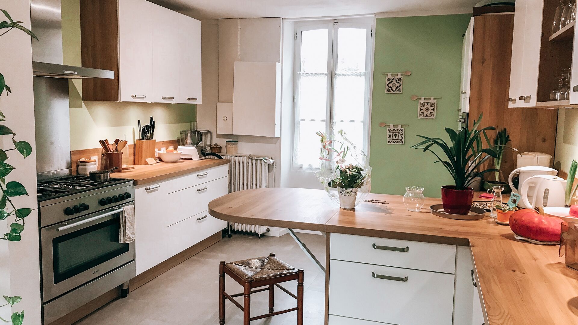 découvrez comment aménager une cuisine blanche moderne : conseils de décoration, idées de matériaux, astuces pour allier luminosité et élégance. inspirez-vous pour créer une cuisine tendance, fonctionnelle et intemporelle.