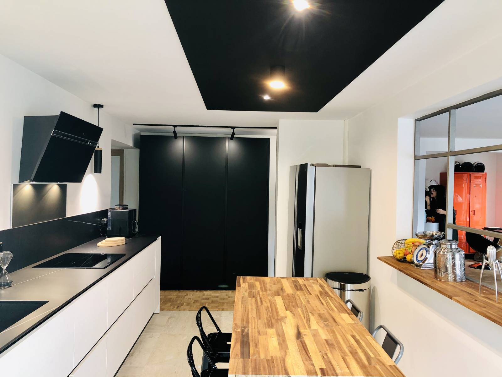 découvrez comment aménager une cuisine blanche moderne alliant élégance, luminosité et fonctionnalité. inspirez-vous de nos idées pour créer un espace de vie contemporain, tendance et convivial.