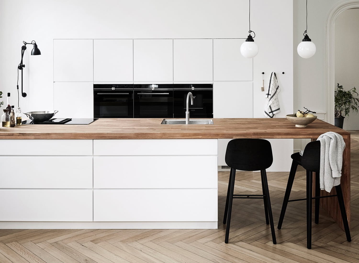 découvrez comment créer une cuisine blanche moderne, lumineuse et élégante avec des idées de décoration, des matériaux tendance et des conseils d'aménagement pour un espace à la fois fonctionnel et design.