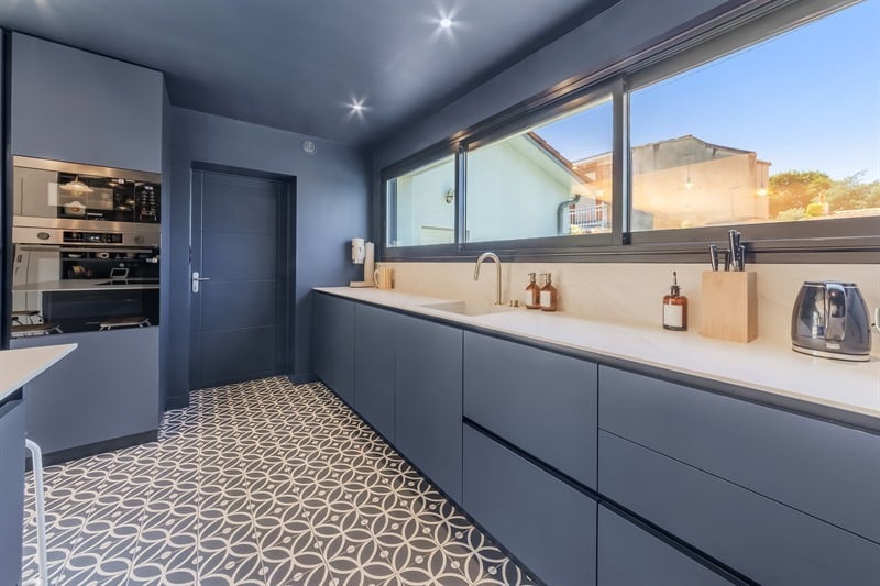 découvrez nos solutions de cuisine pour espace réduit à paris 75009 : aménagements astucieux, mobilier compact et conseils pour optimiser chaque mètre carré. transformez votre petite cuisine en un lieu fonctionnel et élégant !