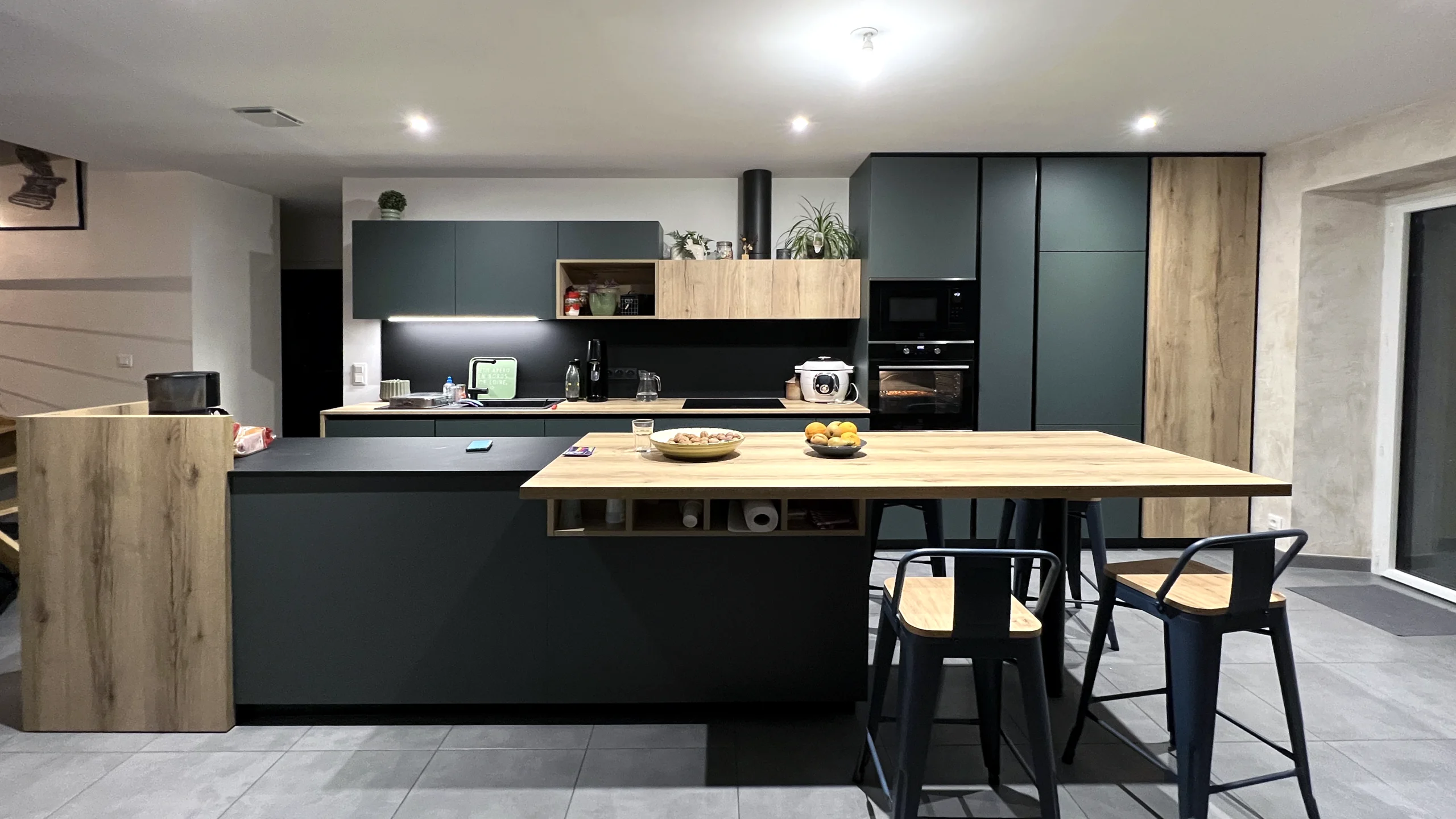 découvrez comment créer une cuisine avec îlot central conviviale, idéale pour partager des moments en famille ou entre amis. astuces de décoration, aménagement et conseils pratiques pour une cuisine chaleureuse et tendance.