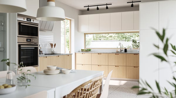découvrez la cuisine minimaliste dans le 75009 : des espaces épurés, fonctionnels et élégants pour une vie quotidienne simplifiée. inspirez-vous de nos conseils et idées déco pour adopter le style minimaliste dans votre cuisine à paris.