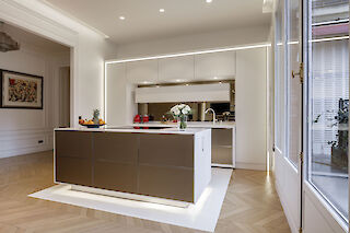 découvrez nos cuisines ouvertes modernes à paris 9 : design contemporain, aménagement fonctionnel et solutions sur-mesure pour sublimer votre intérieur.