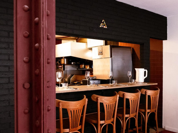 découvrez une cuisine rétro à paris 75009 : ambiance vintage, recettes authentiques et saveurs d’antan au cœur du 9ᵉ arrondissement. parfait pour un voyage culinaire dans le temps !