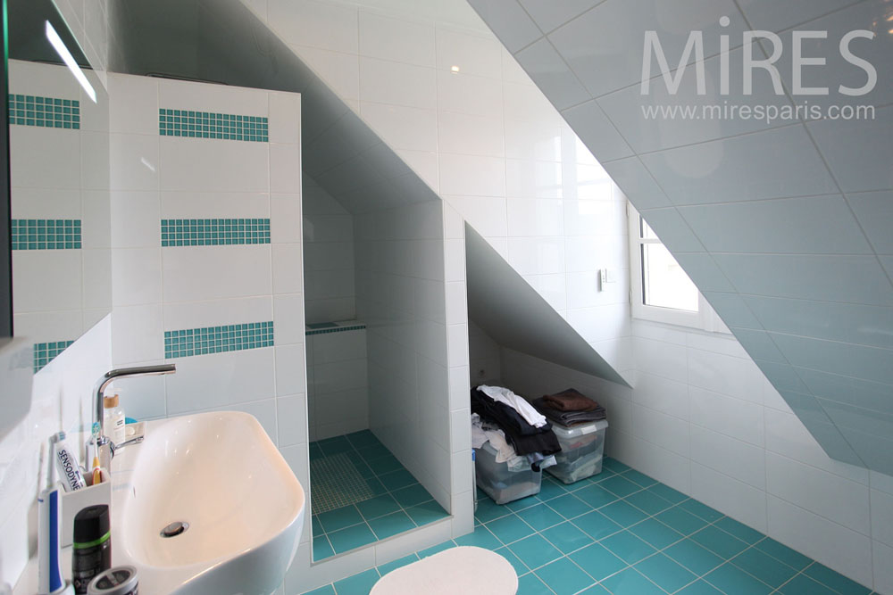 optimisez l’espace de votre petite salle de bain à paris 75009 avec nos astuces et conseils déco pour allier fonctionnalité et élégance, même dans les surfaces les plus réduites.