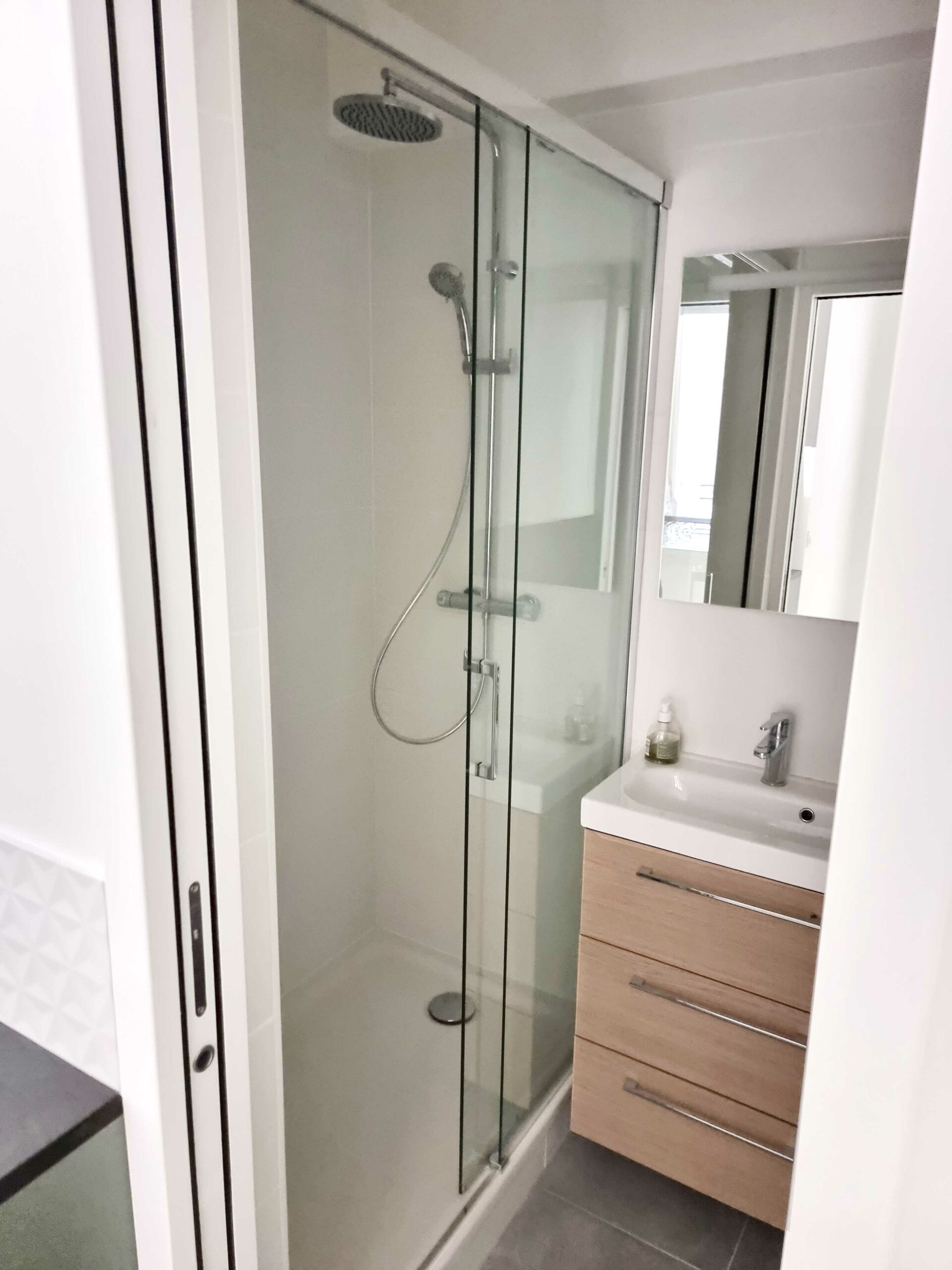 optimisez l'espace de votre petite salle de bain à paris 75009 avec nos conseils et inspirations déco pour un aménagement pratique et stylé. découvrez des solutions adaptées pour gagner de la place et moderniser votre intérieur.