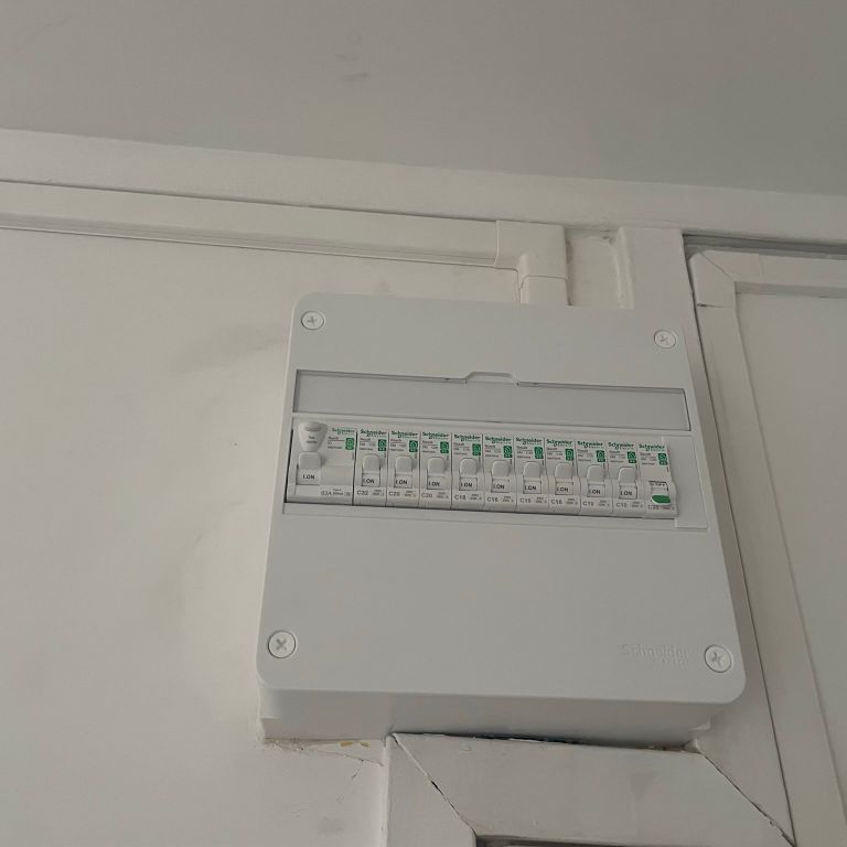 découvrez les tarifs moyens d'un électricien à paris 75009 pour vos travaux d'installation, dépannage et rénovation électrique. obtenez un devis rapide et personnalisé pour tous vos besoins en électricité dans le 9e arrondissement.