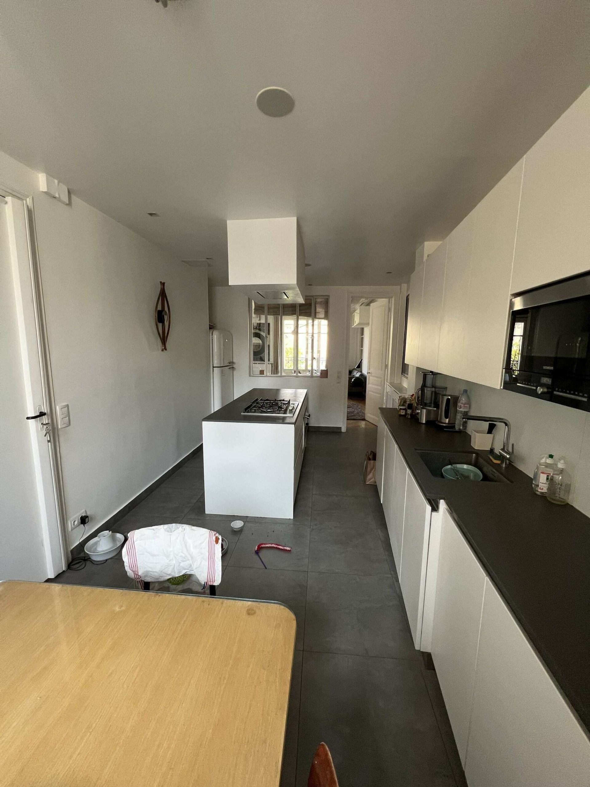 transformez votre cuisine haussmannienne &agrave; paris avec notre service de r&eacute;novation sur mesure : &eacute;l&eacute;gance, modernit&eacute; et respect du cachet d&rsquo;origine. devis gratuit et accompagnement personnalis&eacute;.