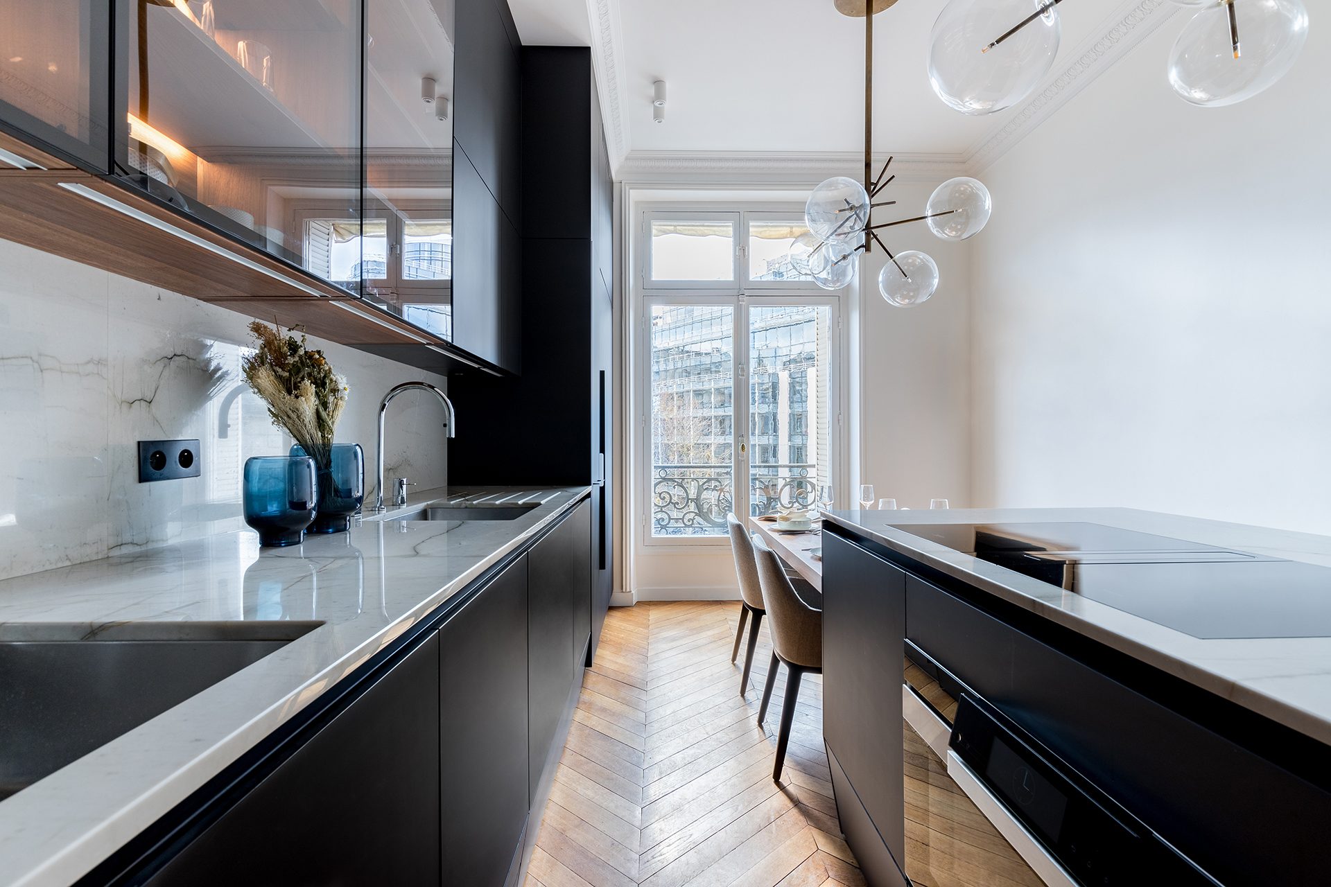 confiez la rénovation de votre cuisine haussmannienne à paris à des experts. modernisez votre espace en préservant le charme et l’élégance de l'ancien tout en profitant d’un design fonctionnel et raffiné.