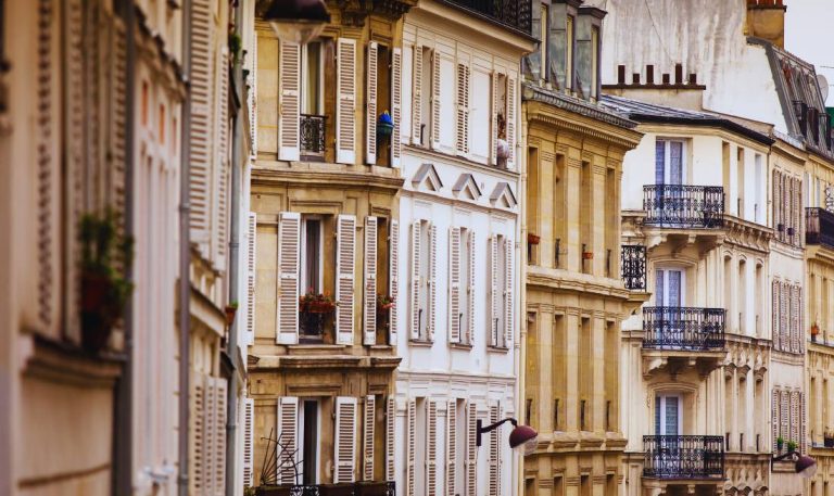 d&eacute;couvrez les cl&eacute;s d&rsquo;une r&eacute;novation r&eacute;ussie d&rsquo;un bien du 18&egrave;me si&egrave;cle, m&ecirc;lant respect du patrimoine, astuces modernes et conseils pratiques pour sublimer votre int&eacute;rieur ancien.
