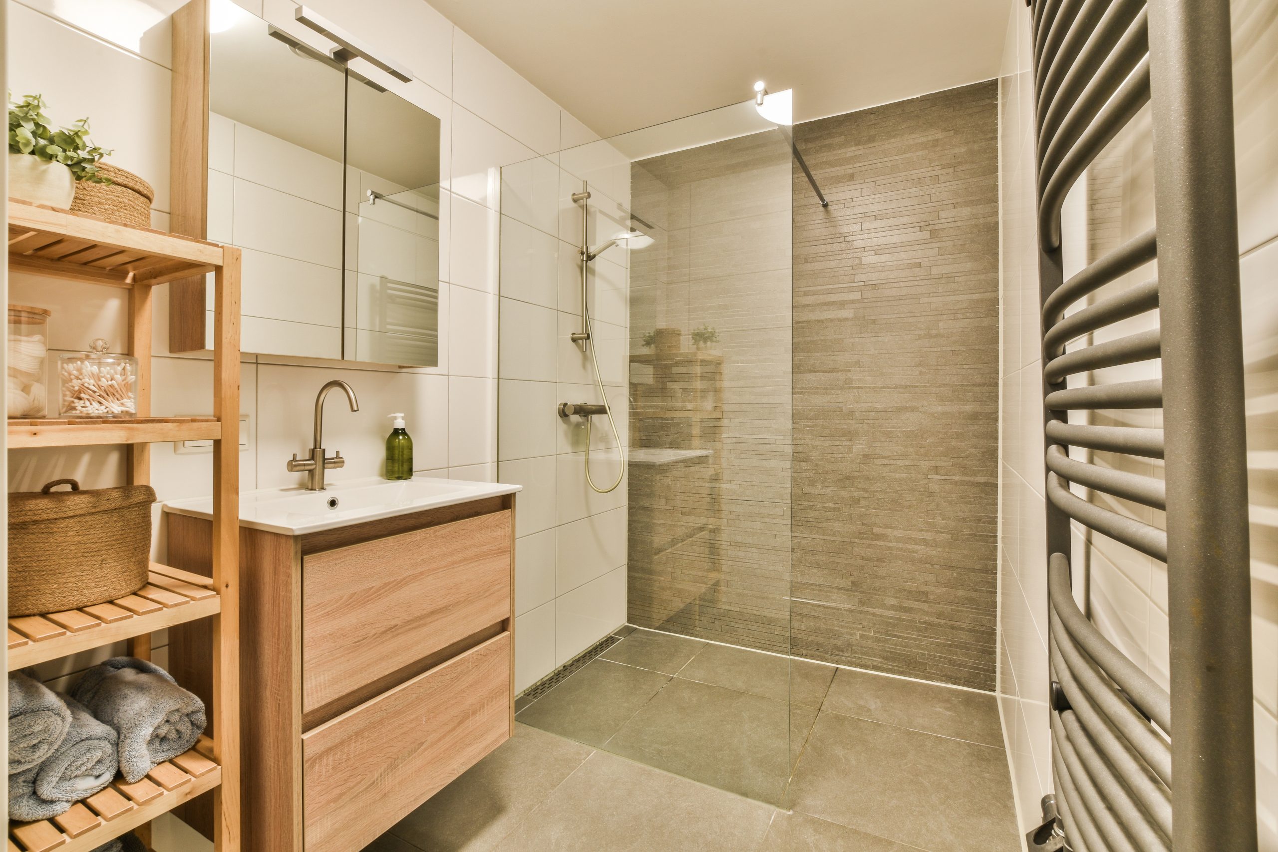 confiez la rénovation de votre salle de bain de 4m² à paris à des experts pour transformer votre espace en un lieu moderne, fonctionnel et élégant. devis gratuit, conseils personnalisés.