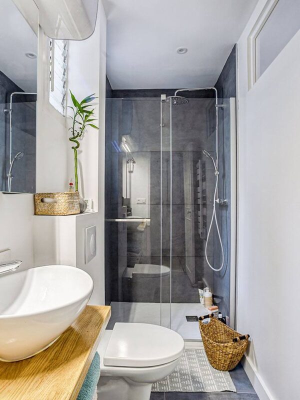 confiez la rénovation de votre salle de bain à paris à des professionnels qualifiés. conseils sur-mesure, matériaux de qualité et réalisation rapide pour une salle de bain moderne et fonctionnelle.