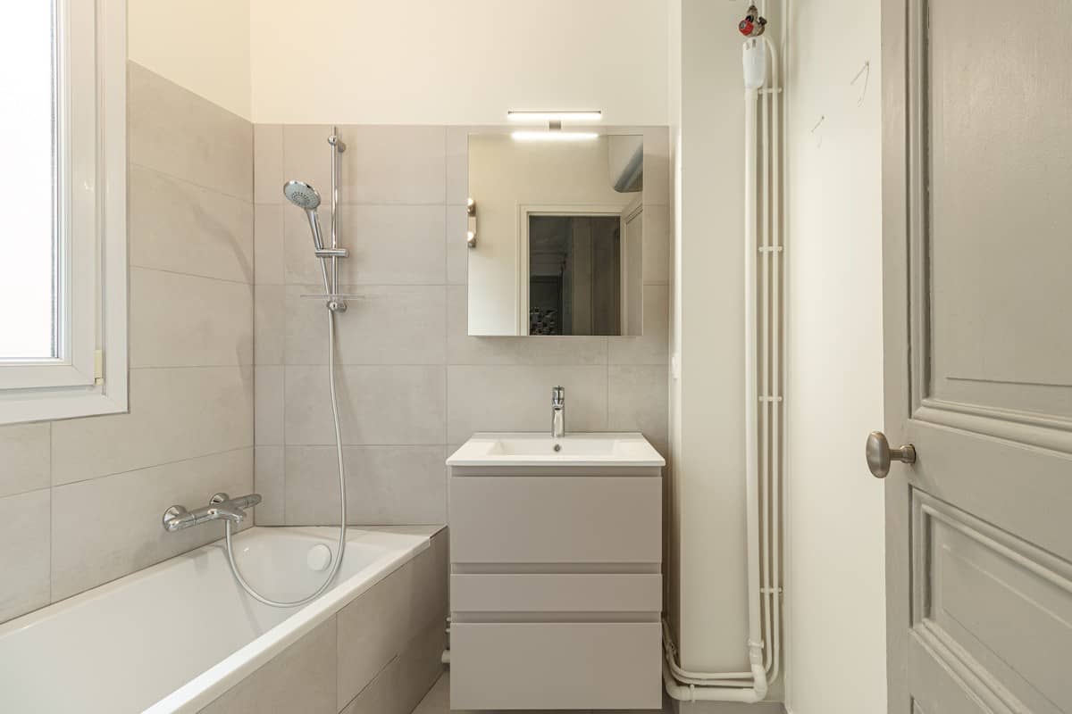 confiez la rénovation de votre salle de bain à paris à des experts ! conception sur mesure, modernisation et matériaux de qualité pour un espace fonctionnel et élégant. demandez votre devis gratuit.