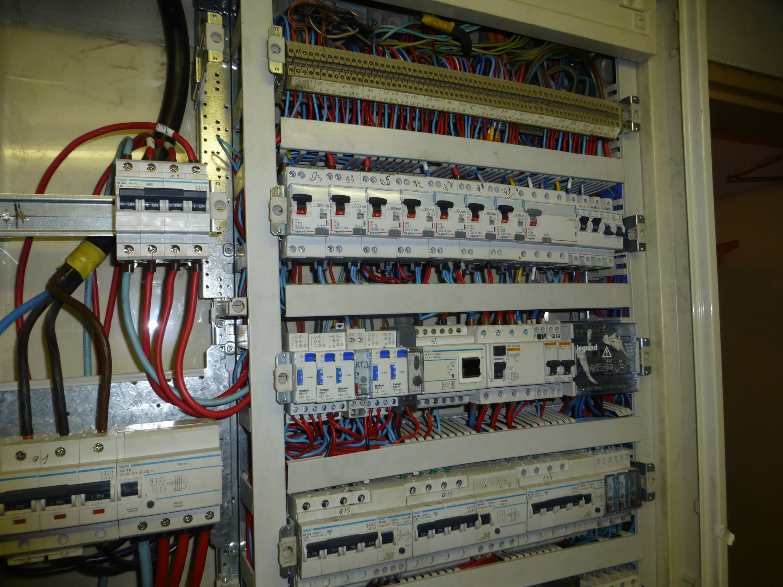 besoin de rénovater votre tableau électrique à paris ? bénéficiez d'un service professionnel, sécurisé et conforme aux normes pour assurer la sécurité et la fiabilité de votre installation électrique.