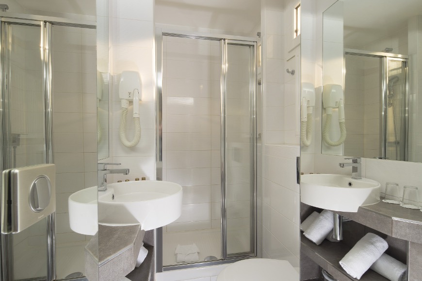 découvrez une salle de bain au style industriel unique à paris 75009 : design moderne, matériaux bruts et ambiance urbaine pour un espace tendance et fonctionnel.
