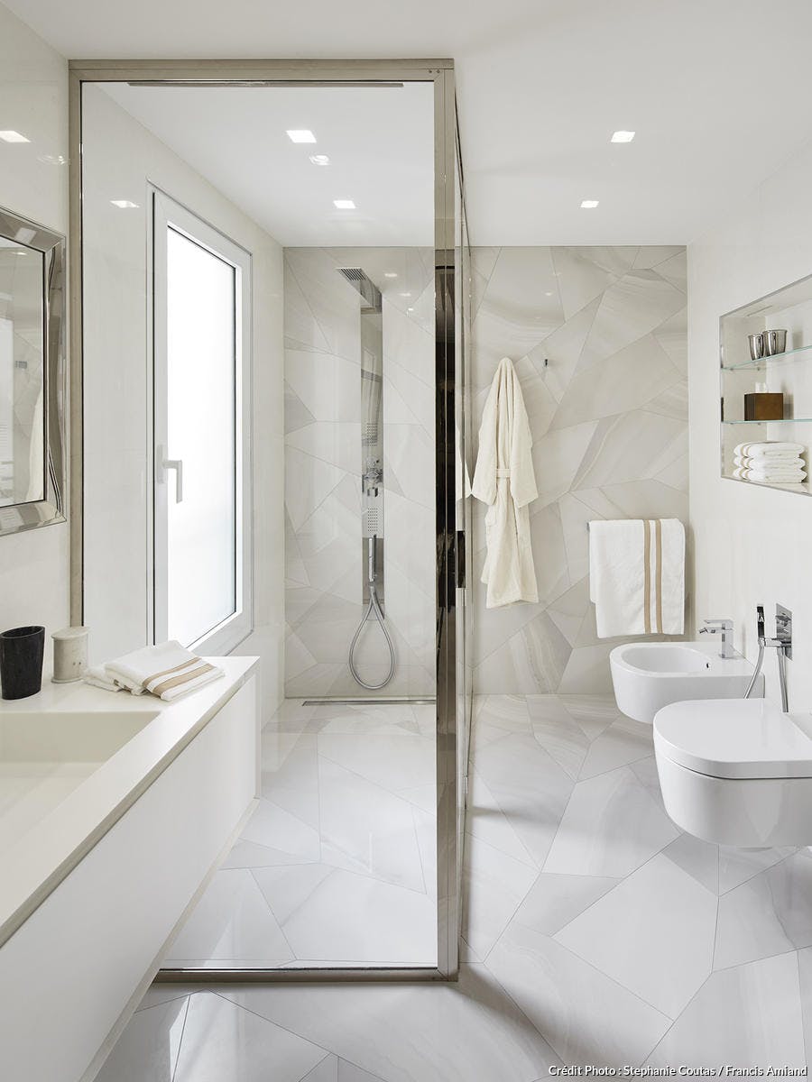 découvrez nos inspirations et conseils pour aménager une salle de bain moderne : matériaux tendance, couleurs élégantes et idées de meubles design pour créer un espace contemporain et fonctionnel.