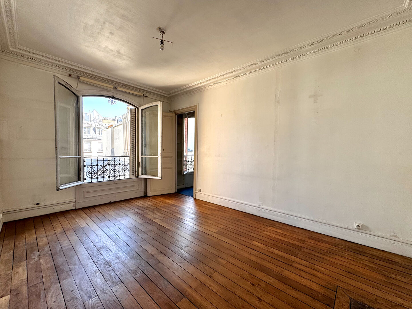 confiez la rénovation de votre 3 pièces à paris 75009 à nos experts. bénéficiez d’un accompagnement personnalisé, d’une gestion de projet complète et de finitions haut de gamme pour un appartement moderne et fonctionnel.