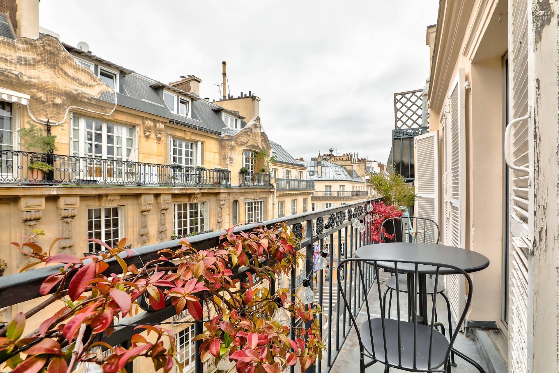confiez la rénovation de votre balcon à paris 75009 à des experts qualifiés. travaux sur mesure, modernisation, étanchéité et aménagement pour un espace agréable et sécurisé.