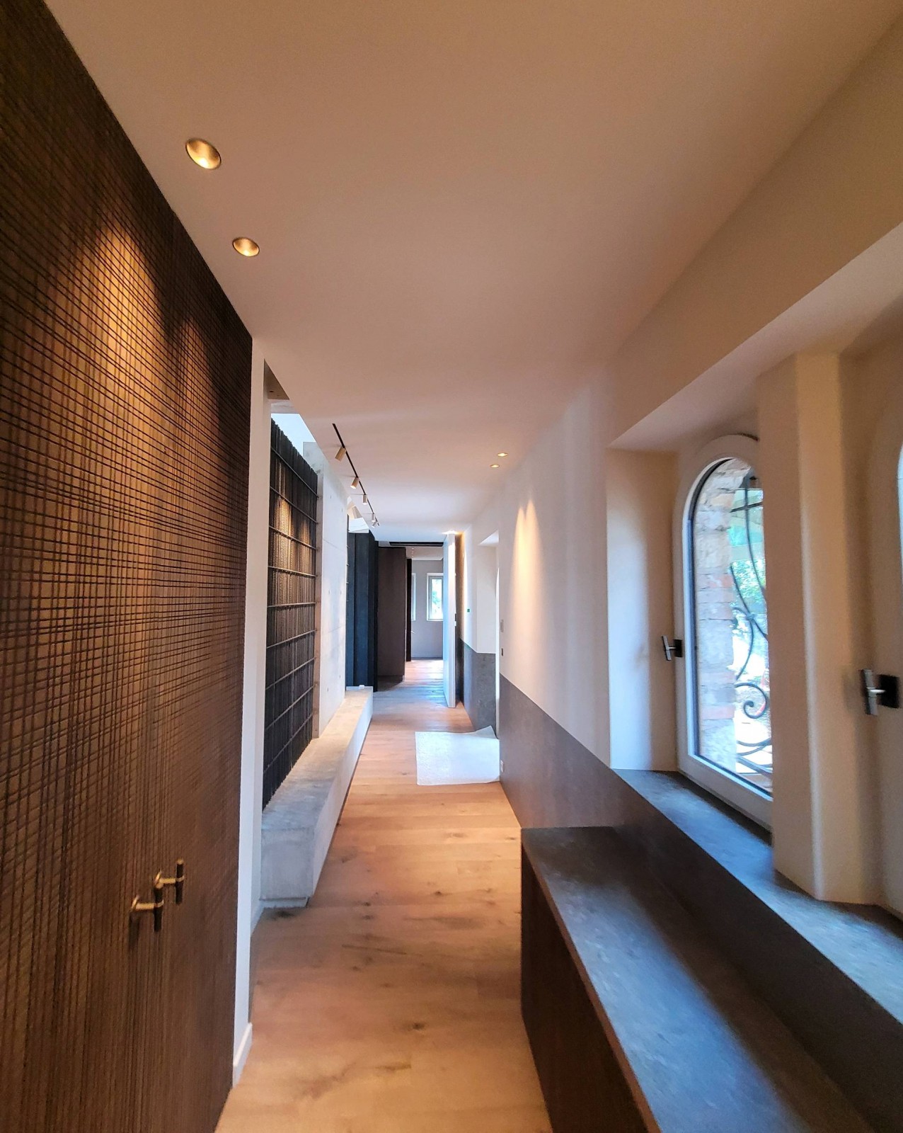 découvrez nos services de rénovation intérieure haut de gamme : conception sur-mesure, matériaux d'exception et finitions soignées pour sublimer votre espace de vie.
