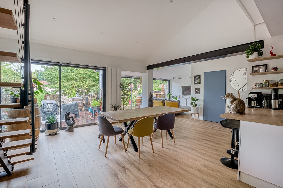 découvrez nos conseils et solutions pour réussir la rénovation de votre maison : travaux, budget, étapes clés, idées déco et accompagnement personnalisé pour transformer votre habitation.