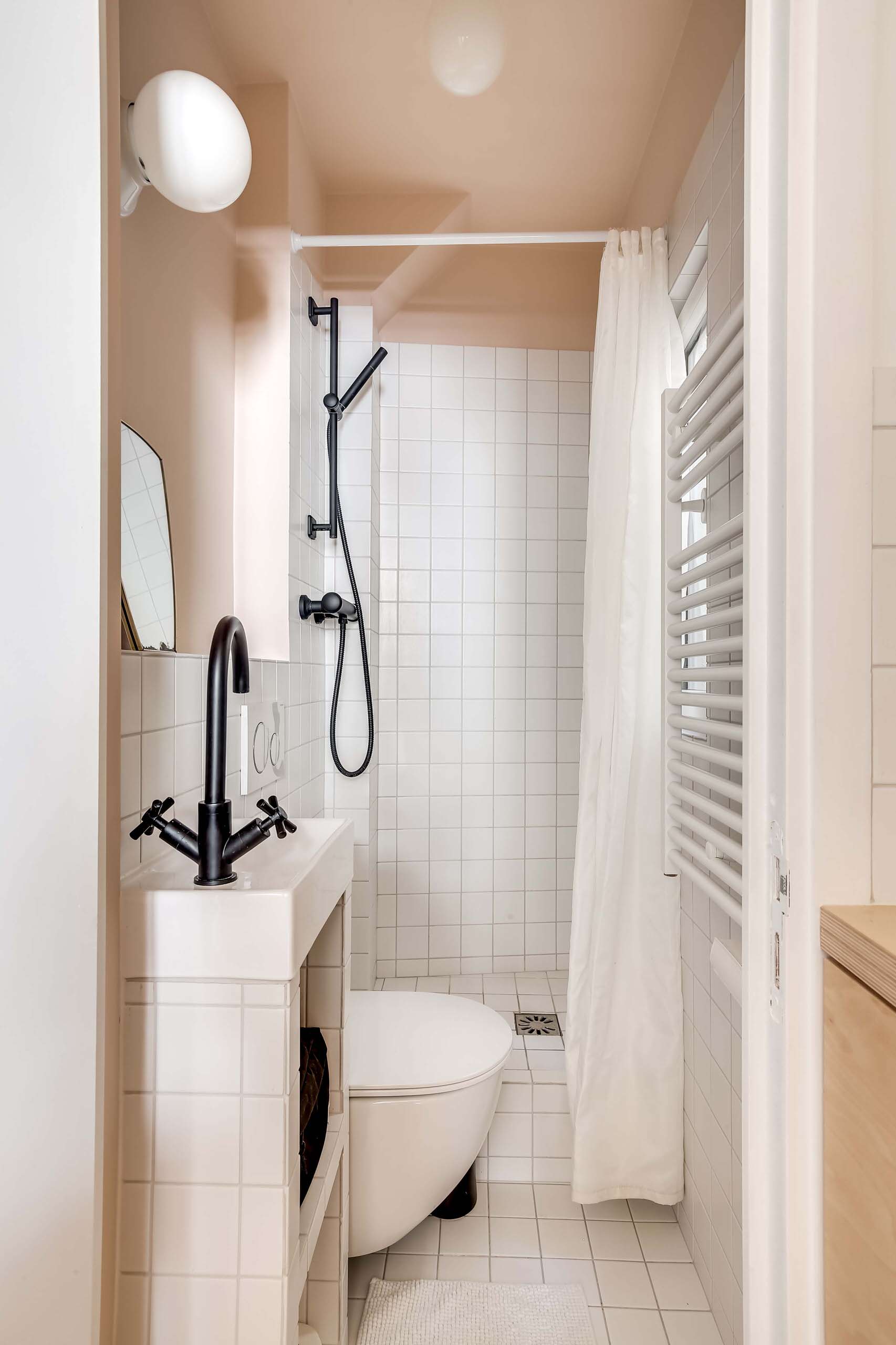 besoin de rénover la salle de bain de votre studio à paris ? découvrez nos solutions sur mesure pour optimiser l'espace, moderniser votre pièce d'eau et augmenter la valeur de votre logement.