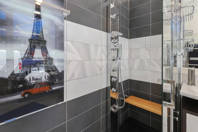 découvrez nos solutions de salle de bain senior à paris 75009 : aménagement sécurisé, douches adaptées et équipements pour le confort et l’autonomie des personnes âgées. devis gratuit !