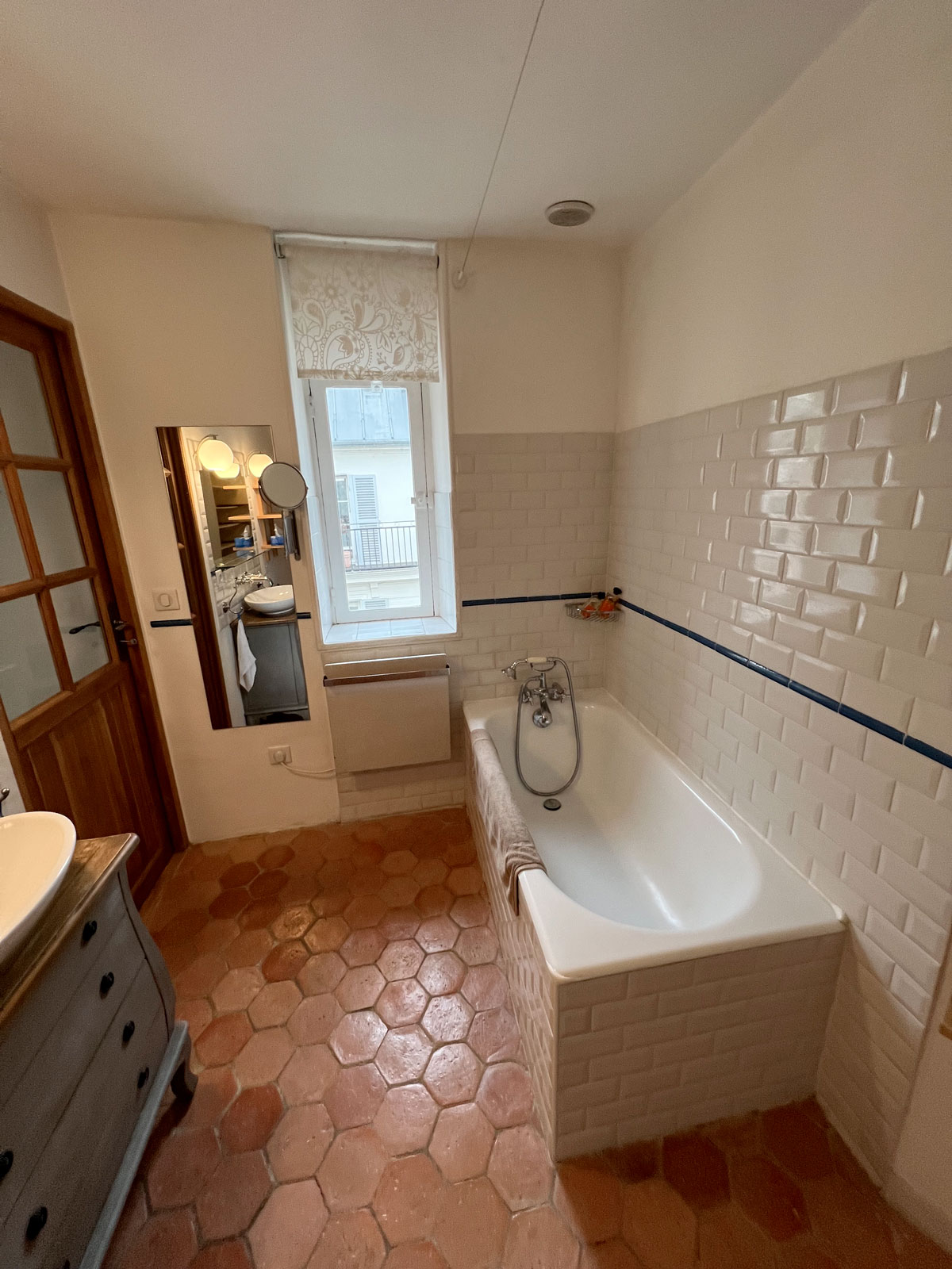 transformez votre salle de bain à paris avec des designs modernes et élégants. découvrez nos solutions personnalisées pour un espace alliant confort et style.