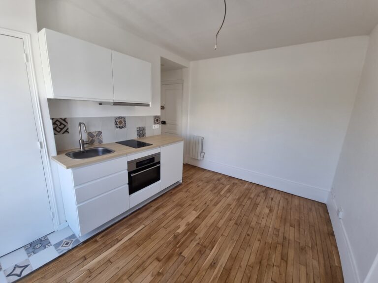 spécialiste en rénovation de logement à paris, offrant des services de menuiserie sur mesure pour embellir et moderniser votre intérieur.