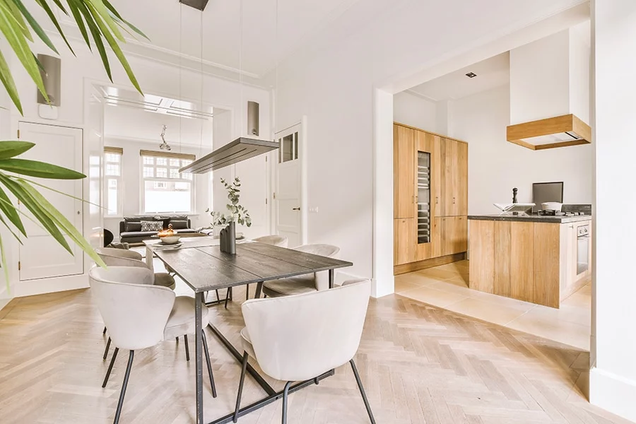 expert en rénovation de logement à paris, spécialisé en menuiserie sur mesure pour sublimer votre intérieur avec des matériaux de qualité.